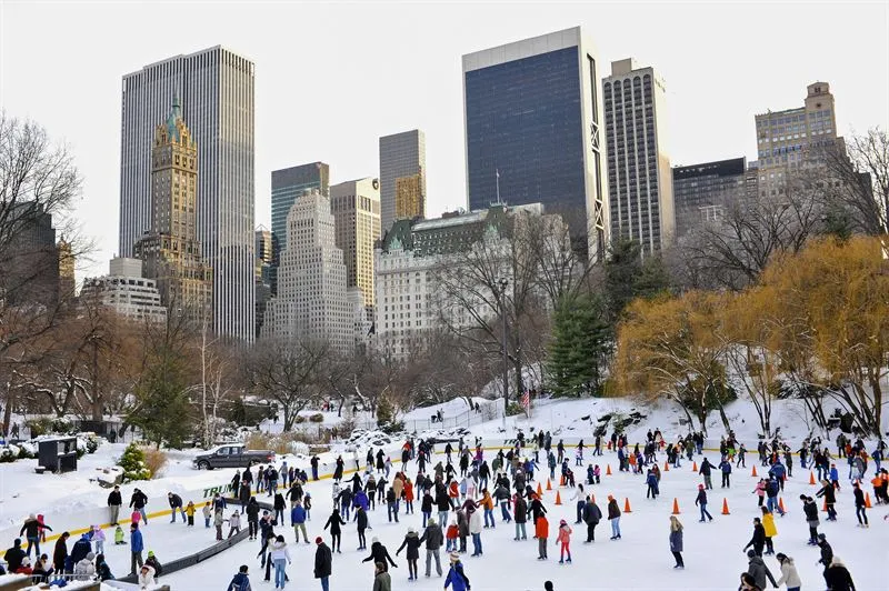 Tourists enjoying a private NYC tour
